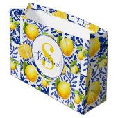 Blue White Lemon Tile Pattern Monogram Name Citrus Große Geschenktüte (Rückseite Schrägansicht)