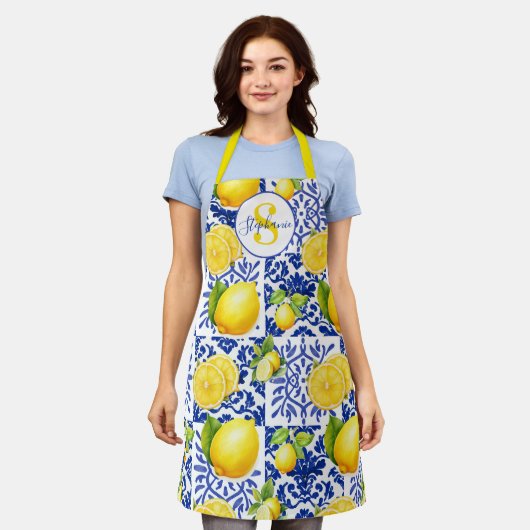 Blue White Lemon Tile Pattern Monogram Name Citrus Schürze (Getragen)