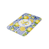 Blue White Lemon Tile Pattern Name Monogram Citrus Badematte (Schrägansicht)