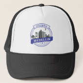 Blue White Medellin Colombia Cityscape Logo Truckerkappe (Vorderseite)