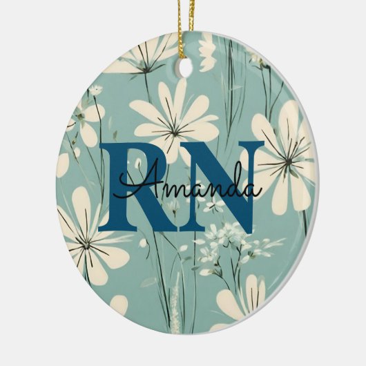 Blue White Modern Daisy Personalisiert Name RN Nur Keramik Ornament (Links)