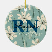Blue White Modern Daisy Personalisiert Name RN Nur Keramik Ornament (Hinten)
