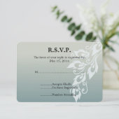 Blue White Peacock Feather Wedding RSVP Karte (Stehend Vorderseite)