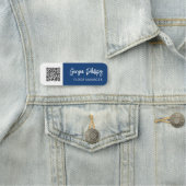 Blue & White QR Code Brush-Skript Namensschild (Beispiel)