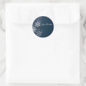 Blue & White Snowflake Weihnachtsaufkleber Runder Aufkleber (Tasche)