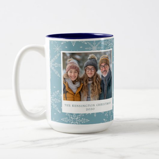 Blue & White Snowflake Zwei-Tone-Tasse Zweifarbige Tasse (Links)