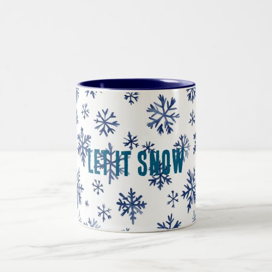 Blue White Snowflakes Christmas Zweifarbige Tasse (Mittel)