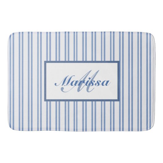 Blue White Ticking Stripes Bauernhof Mit Monogramm Badematte (Vorderseite)