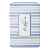 Blue White Ticking Stripes Bauernhof Mit Monogramm Badematte (Vorderseite Vertikal)