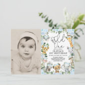 Blue Wild One Jungle Safari Girl Birthday Foto Einladung (Stehend Vorderseite)