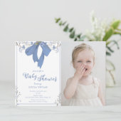 Blue Wildblumen Coquette Bow Foto Babydusche Einladung (Stehend Vorderseite)