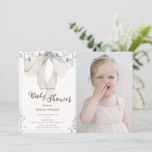 Blue Wildblumen Coquette Bow Foto Babydusche Einladung (Stehend Vorderseite)