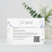 Blue Wildblumen Monogram Wedding Details QR Code Begleitkarte (Stehend Vorderseite)