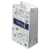 Blue Wildflower Watercolor Monogram Kleine Geschenktüte (Rückseite Schrägansicht)