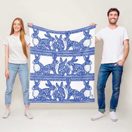 Blue Willow Rabbit Floral Chinoiserie Bunny Design Fleecedecke (Beispiel)