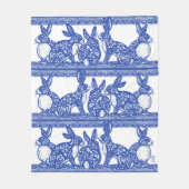Blue Willow Rabbit Floral Chinoiserie Bunny Design Fleecedecke (Vorderseite)