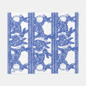 Blue Willow Rabbit Floral Chinoiserie Bunny Design Fleecedecke (Vorderseite (Horizontal))