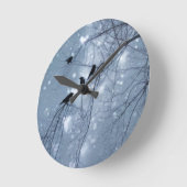Blue Willowy Snow Crows Runde Wanduhr (Winkel)