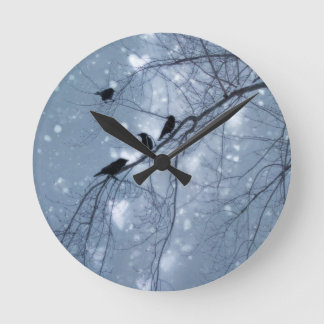 Blue Willowy Snow Crows Runde Wanduhr