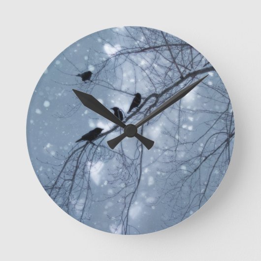Blue Willowy Snow Crows Runde Wanduhr (Vorderseite)