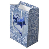 Blue Winter Dragon Fantasy Nature Art Mittlere Geschenktüte (Rückseite Schrägansicht)