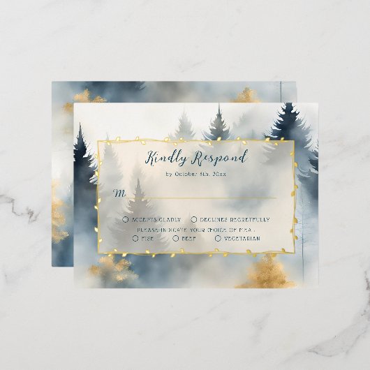 Blue Winter Pine Tree Forest Wedding RSVP Card Folie Einladungspostkarte (Vorderseite/Rückseite)