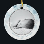 Blue Winter Snowflake Baby's First Christmas Keramik Ornament<br><div class="desc">Erinnern Sie sich an die Weihnachtsfeier Ihrer neugeborenen Bucht mit diesem eleganten, eisblauen und silbernen Glitzer personalisierten Ornament. Dieser Schmuck ist vollständig anpassbar! Sie können den Text bearbeiten und Ihr eigenes Foto hinzufügen, indem Sie auf "Personalisieren Sie diese Vorlage" klicken. Dieses Winterschneeflockendekor bietet Ihnen die Möglichkeit, Ihr Baby Foto, den...</div>