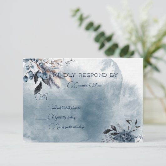 Blue Winterberries Wedding Response Card RSVP Karte (Stehend Vorderseite)