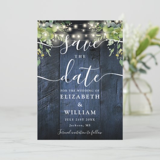 Blue Wood String Lights Greenerity Foto Wedding Save The Date (Stehend Vorderseite)