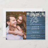 Blue Wood String Lights Script Foto Wedding Save The Date (Vorderseite)