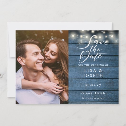 Blue Wood String Lights Script Foto Wedding Save The Date (Vorderseite)