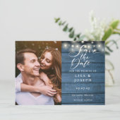 Blue Wood String Lights Script Foto Wedding Save The Date (Stehend Vorderseite)