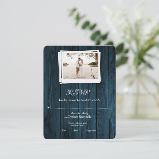 Blue Wooden Foto Wedding RSVP Card (Stehend Vorderseite)