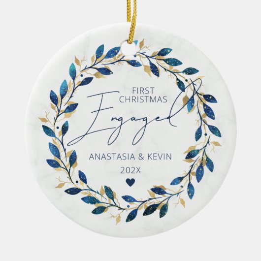 Blue Wreath First Christmas Verlobt Keramik Ornament (Vorne)