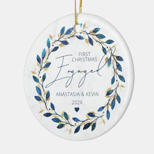 Blue Wreath First Christmas Verlobt Keramik Ornament (Links)