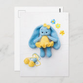 Blue & Yellow Crochet Bunny — Cozy Handmade Art Postkarte (Vorne/Hinten)