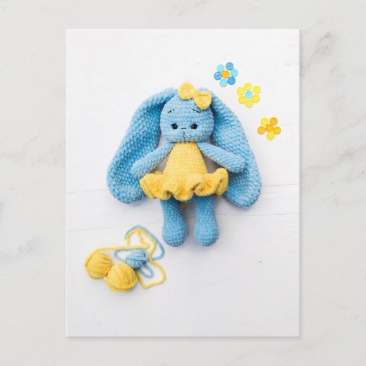 Blue & Yellow Crochet Bunny — Cozy Handmade Art Postkarte (Vorderseite)