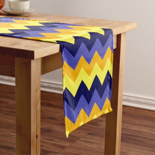 Blue Yellow Gold Chevrons Small Table Runner Kurzer Tischläufer (Beispiel)