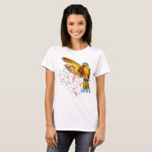 Blue & Yellow Macaw Throws Confetti T-Shirt (Vorne ganz)