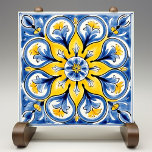 Blue Yellow Sunny Azulejos Elegance Fliese<br><div class="desc">Genießen Sie den zeitlosen Charme des mediterranen Stils mit unserem Sunny Azulejos Elegance Keramik Tile. Inspiriert von den klassischen portugiesischen Azulejos, besticht diese wunderschön gestaltete Kachel durch ihre lebendige gelbe und tiefblaue Palette durch traditionelles Handwerk. Die komplizierten Blumenmuster und die fließenden Kurven spiegeln die Kunst der historischen europäischen Fliesenarbeit wider....</div>