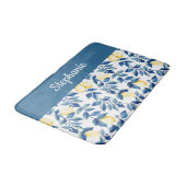 Blue Yellow Watercolor Lemon Monogram Badematte (Schrägansicht)