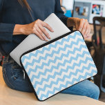 Blue Zigzag, Blue Zickzack, geometrisches Muster Laptopschutzhülle<br><div class="desc">Elegantes,  stilvolles und raffiniertes Zickzackmuster (Zickzack) in Blau und Weiß. Modernes und trendiges Geschenk,  perfekt für den Zickzack Liebhaber in Ihrem Leben.</div>