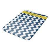 Blue Zigzag, Navy Blue Zickzack, Ihr Name Badematte (Schrägansicht)