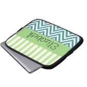 Blue Zigzag, Zickzack, grüne Streifen, Ihr Name Laptopschutzhülle (Vorne Knopf)