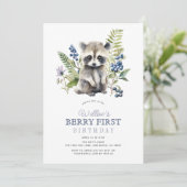 Blueberries & Raccoon Boy Berry First 1st Birthday Einladung (Stehend Vorderseite)