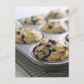 Blueberry Muffins in einer Backdose auf einer Kühl Postkarte (Vorderseite)