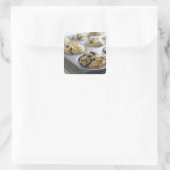 Blueberry Muffins in einer Backdose auf einer Kühl Quadratischer Aufkleber (Tasche)