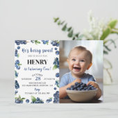 Blueberry Sweet First Birthday Photo Invitation Einladung (Stehend Vorderseite)