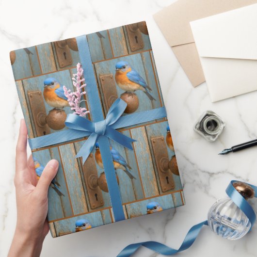 Bluebird auf einem stürmischen Türknauf Geschenkpapier (Schenken)