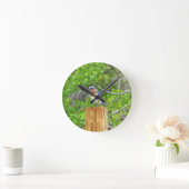 Bluebird auf Zaun Runde Wanduhr (Zuhause)